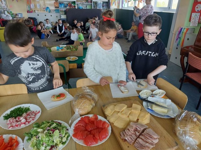 b_1024_768_0_00_images_2022_2023_Swietlica_Kanapki_342881342_3568539966736121_8045599439218350889_n